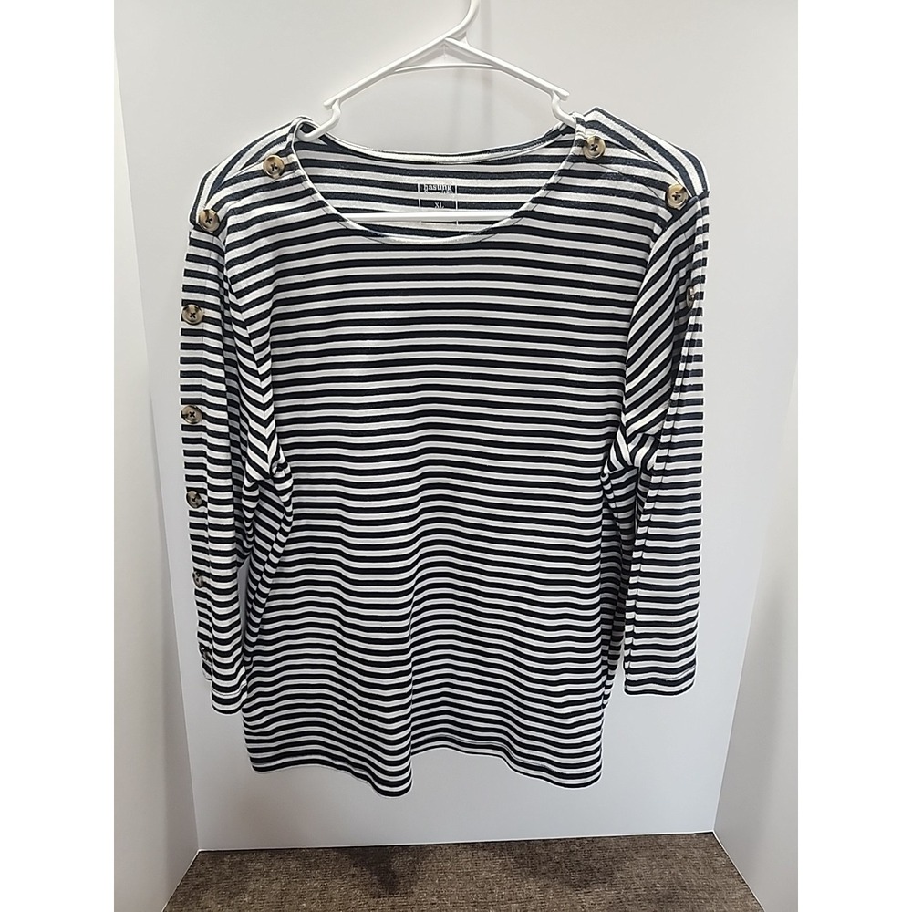Hasting & Smith Size Xl Top‎ With Button Accents Down Sleeves